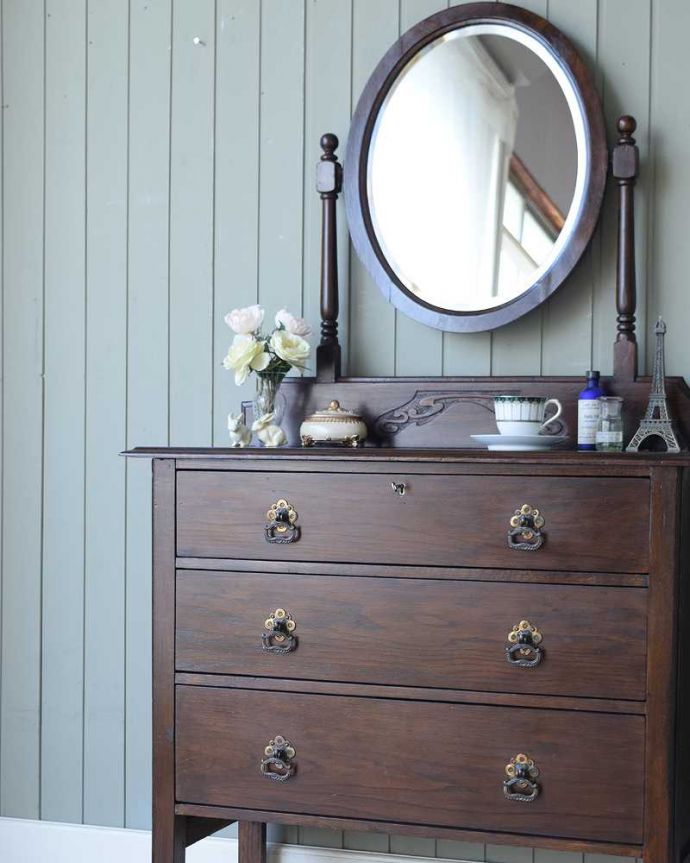 ドレッサーの美しい杢目