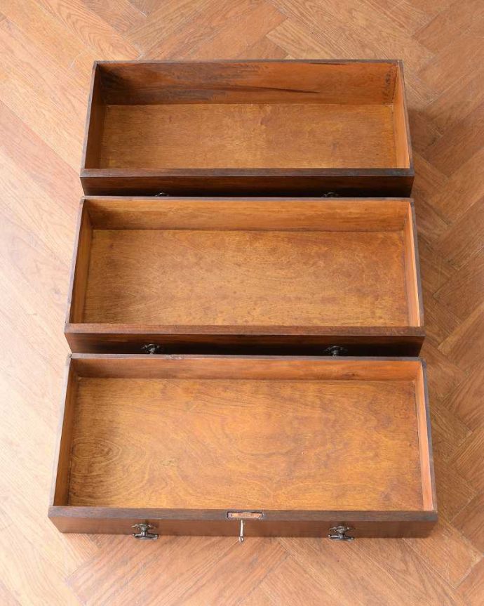 ドレッサーの引き出しの中