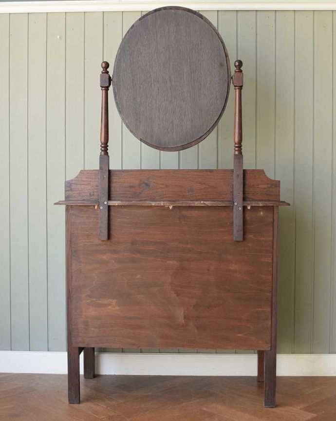 ドレッサーの後ろ姿