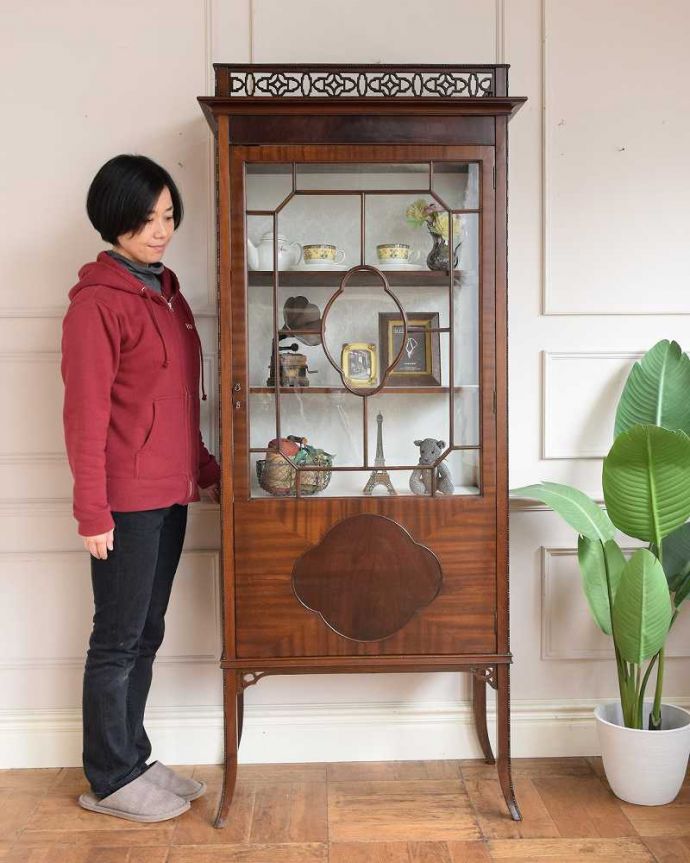 アンティークのキャビネット アンティーク家具 シノワズリの雰囲気漂うイギリスから届いたアンティークのガラスキャビネット(飾り棚)。眺めているだけで幸せ・・・芸術的に美しいディスプレイキャビネットは、置くだけで周りの空気を変えてくれます。(q-2033-f)