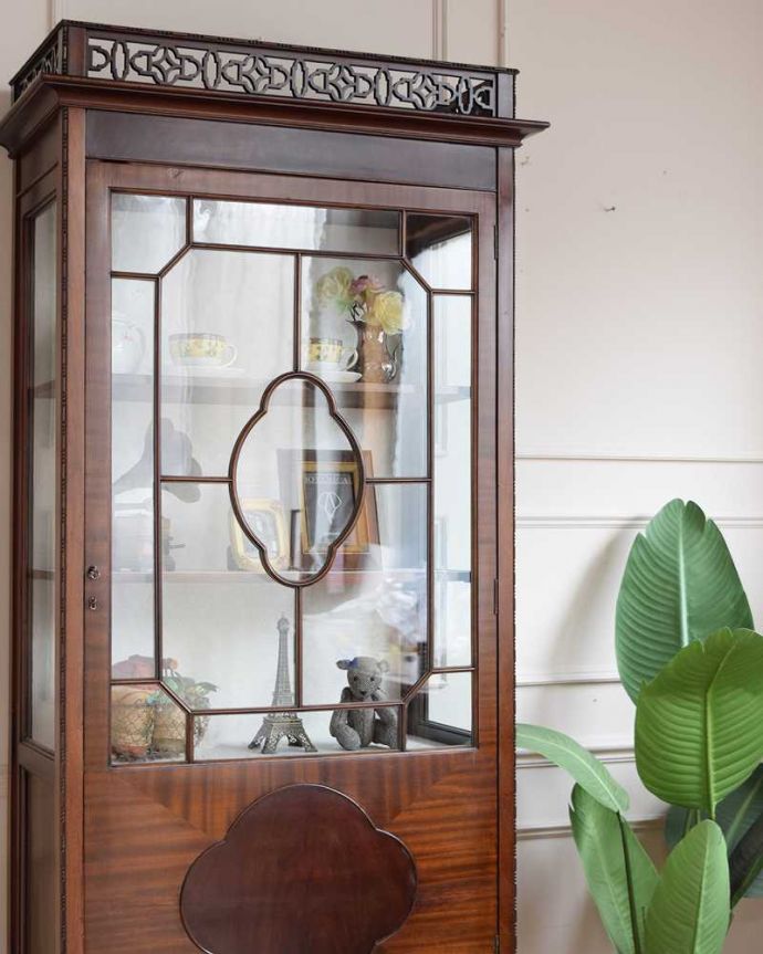 アンティークのキャビネット アンティーク家具 シノワズリの雰囲気漂うイギリスから届いたアンティークのガラスキャビネット(飾り棚)。扉に描かれた模様の美しさアンティークのガラスを通して中に入っているものを見ると、なんだかちょっと高級に見えるんです。(q-2033-f)