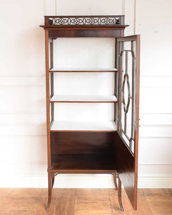 アンティークのキャビネット アンティーク家具 シノワズリの雰囲気漂うイギリスから届いたアンティークのガラスキャビネット(飾り棚)。扉を開けてみると・・・棚板と背板に貼ってあるクロスは修復の時、新しいものに張り替えました。(q-2033-f)