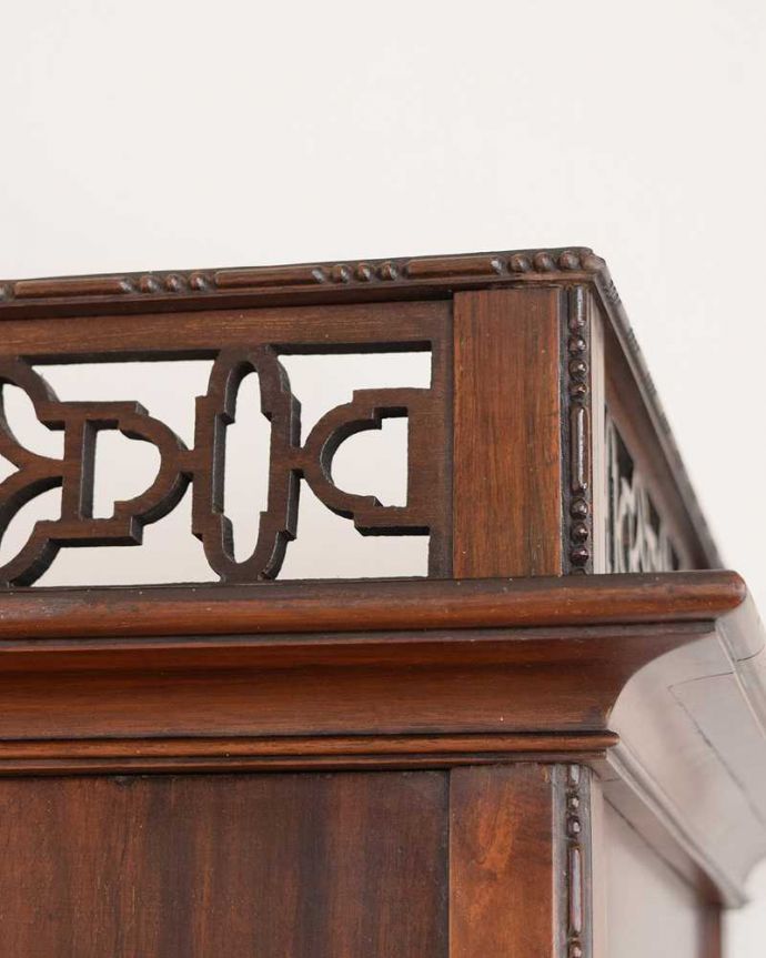 アンティークのキャビネット アンティーク家具 シノワズリの雰囲気漂うイギリスから届いたアンティークのガラスキャビネット(飾り棚)。うっとりするほど細かい細工まだ機械の発達していない時代に、手作業で作られた細かい細工。(q-2033-f)