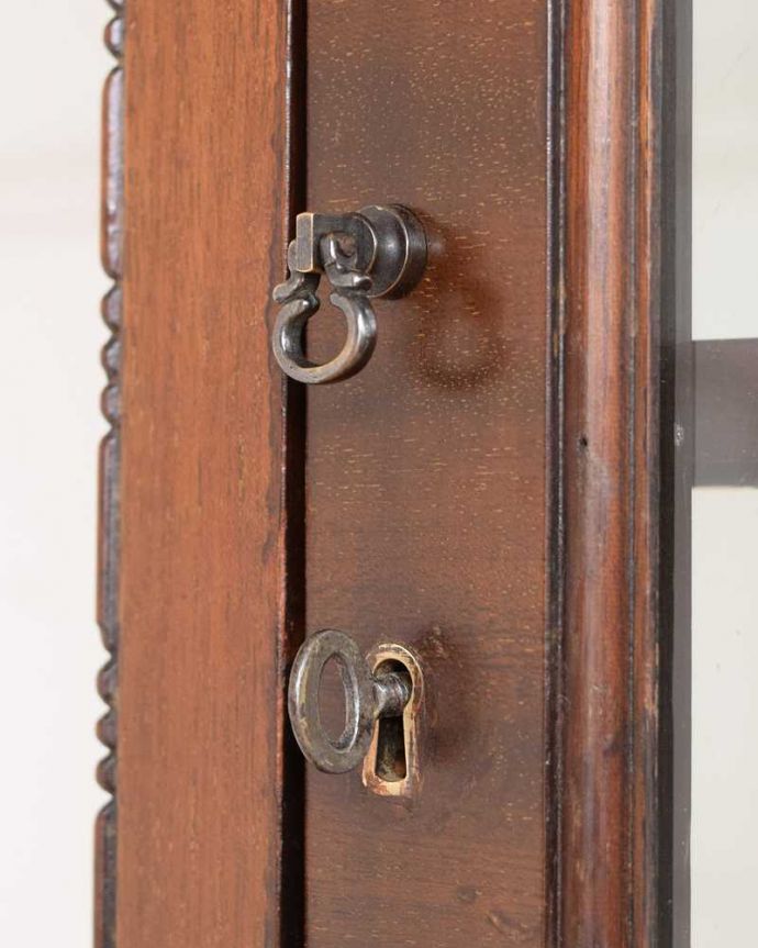 アンティークのキャビネット アンティーク家具 シノワズリの雰囲気漂うイギリスから届いたアンティークのガラスキャビネット(飾り棚)。開ける度にワクワク取っ手もアンティークらしいデザイン。(q-2033-f)