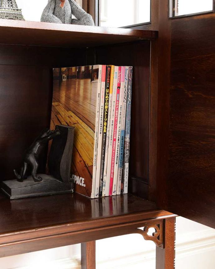 アンティークのキャビネット アンティーク家具 シノワズリの雰囲気漂うイギリスから届いたアンティークのガラスキャビネット(飾り棚)。扉の中は収納たっぷりA4サイズの雑誌までしっかり収納出来ちゃう大きさ。(q-2033-f)