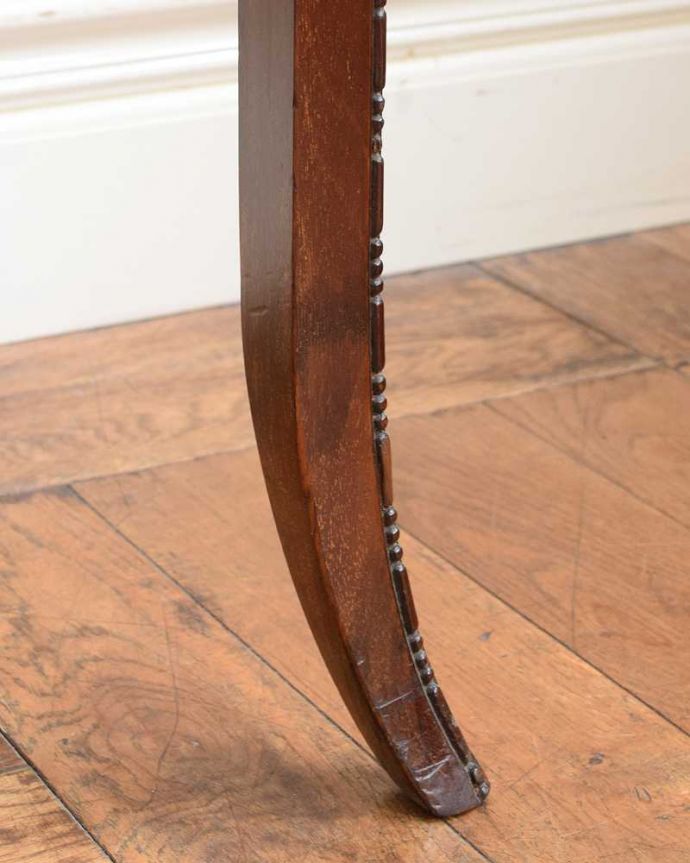 アンティークのキャビネット アンティーク家具 シノワズリの雰囲気漂うイギリスから届いたアンティークのガラスキャビネット(飾り棚)。女性1人でラクラク運べちゃうんですHandleのアンティークは、脚の裏にフェルトキーパーをお付けしています。(q-2033-f)