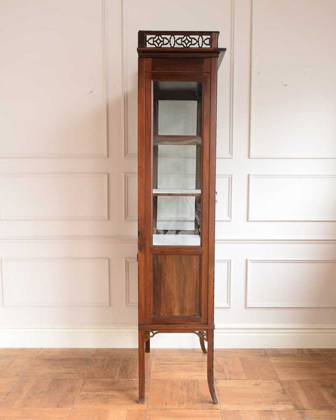 アンティークのキャビネット アンティーク家具 シノワズリの雰囲気漂うイギリスから届いたアンティークのガラスキャビネット(飾り棚)。横から見ても素敵なんですガラスキャビネットはどこから見ても美しい!いろんな角度から中を見て楽んで下さい。(q-2033-f)