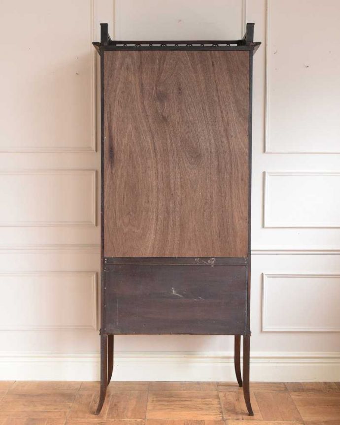 アンティークのキャビネット アンティーク家具 シノワズリの雰囲気漂うイギリスから届いたアンティークのガラスキャビネット(飾り棚)。キレイに修復しました!アンティークは新品ではないので、経年変化によるキズはありますが、専門の職人がキレイにお直しをしているので、後姿までキレイです。(q-2033-f)