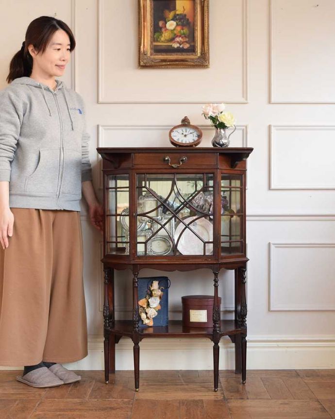 アンティークのキャビネット　アンティーク家具　気品が漂う英国アンティーク家具、小ぶりなサイズのガラスキャビネット（飾り棚）。眺めているだけで幸せな時間が流れる最上級のキャビネット芸術的に施された彫が美しいガラスのキャビネットは、置くだけでお部屋全体の空気を変えてくれる魅力があります。(q-2034-f)