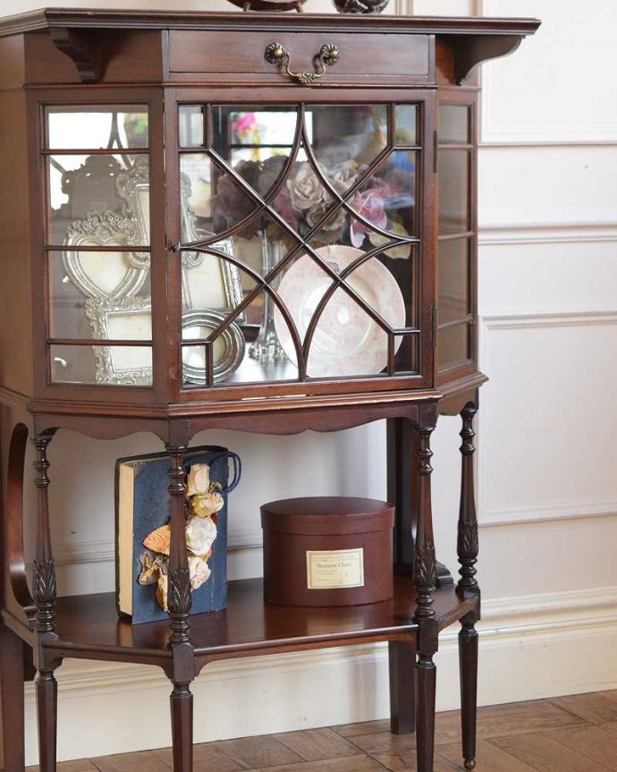 アンティークのキャビネット　アンティーク家具　気品が漂う英国アンティーク家具、小ぶりなサイズのガラスキャビネット（飾り棚）。ガラス越しに中をのぞいてみると･･･光りが入るとミラーに反射してキラッと輝くから、中に入れたものにまるでスポットライトが当たっているように見えちゃうんです。(q-2034-f)