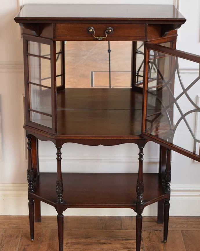 アンティークのキャビネット　アンティーク家具　気品が漂う英国アンティーク家具、小ぶりなサイズのガラスキャビネット（飾り棚）。ミラーの効果で、なんだか大きく見えます背板の鏡にキャビネット自身が映し出されて、大きな形のキャビネットに見えちゃうんです。(q-2034-f)