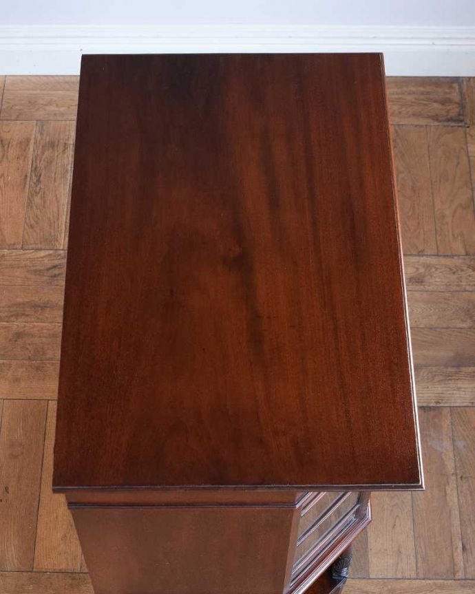 アンティークのキャビネット　アンティーク家具　気品が漂う英国アンティーク家具、小ぶりなサイズのガラスキャビネット（飾り棚）。上から見てもキレイです。(q-2034-f)