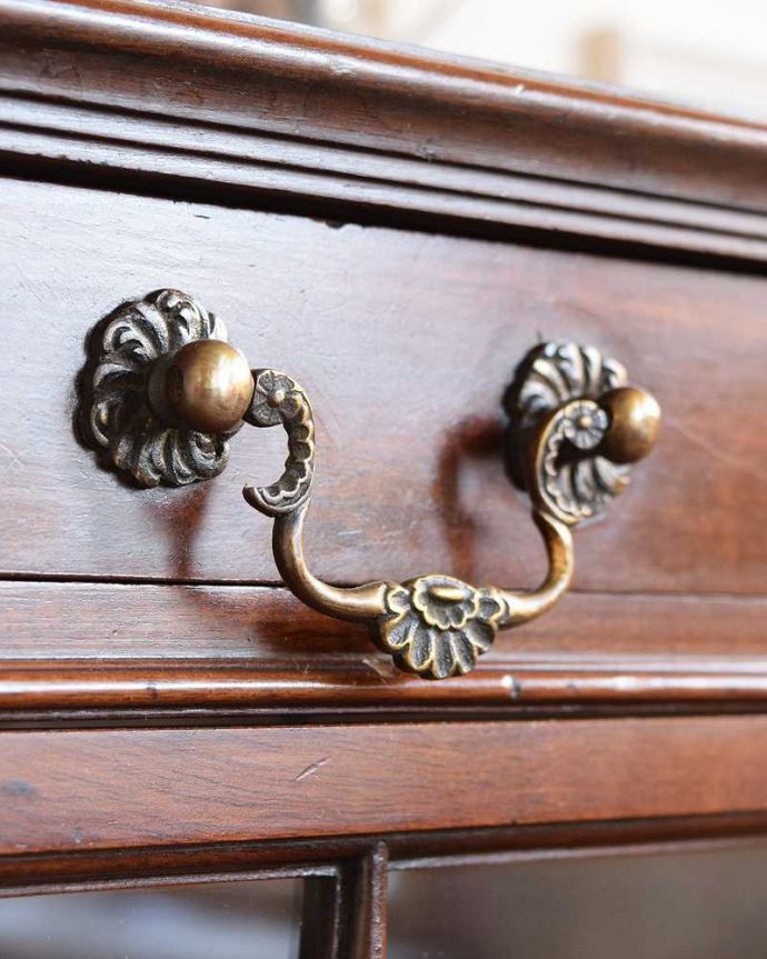 アンティークのキャビネット　アンティーク家具　気品が漂う英国アンティーク家具、小ぶりなサイズのガラスキャビネット（飾り棚）。引き出しの取っ手もステキ。(q-2034-f)