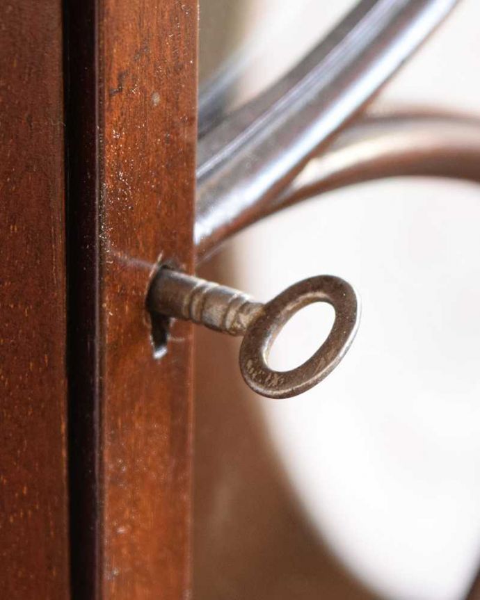 アンティークのキャビネット　アンティーク家具　気品が漂う英国アンティーク家具、小ぶりなサイズのガラスキャビネット（飾り棚）。開ける度にワクワクする取っ手鍵が取っ手になっているので、中を開ける度にまるで宝箱を開ける気分です。(q-2034-f)