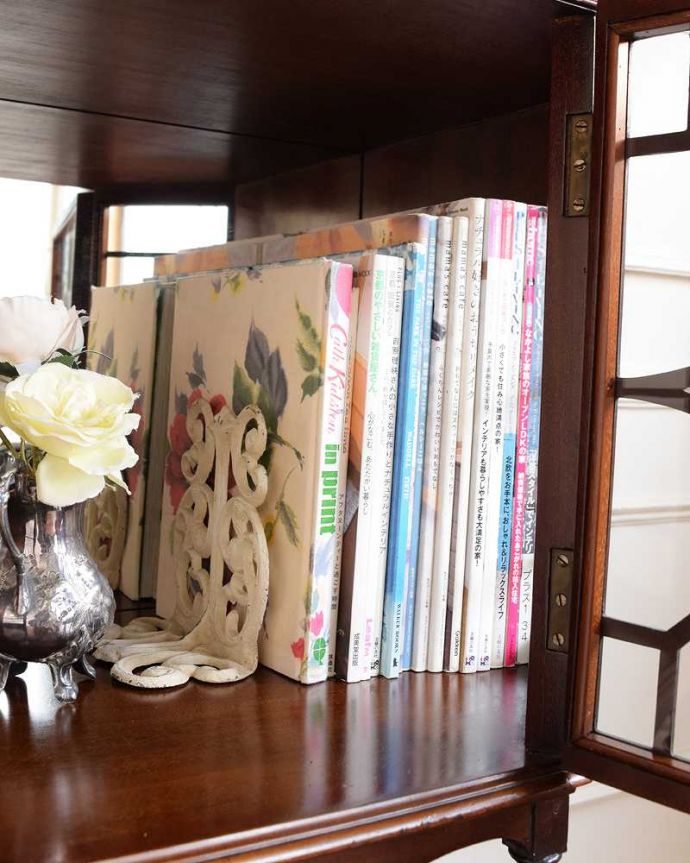 アンティークのキャビネット　アンティーク家具　気品が漂う英国アンティーク家具、小ぶりなサイズのガラスキャビネット（飾り棚）。たっぷり収納できる実力派A4サイズの雑誌も立てたまま収納できる収納力。(q-2034-f)