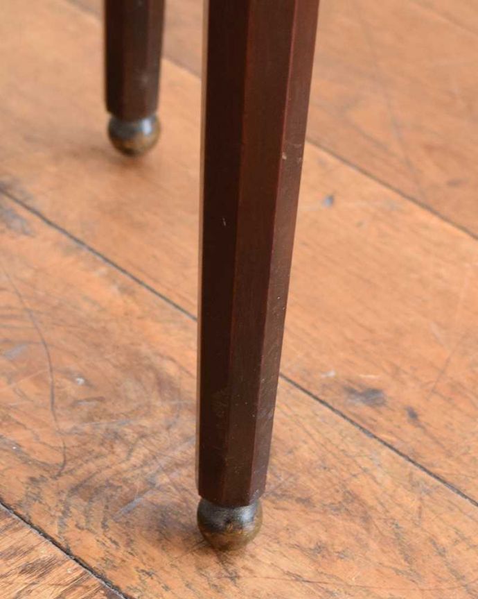 アンティークのキャビネット　アンティーク家具　気品が漂う英国アンティーク家具、小ぶりなサイズのガラスキャビネット（飾り棚）。女性１人でラクラク運べちゃうんですHandleのアンティークは、脚の裏にフェルトキーパーをお付けしています。(q-2034-f)