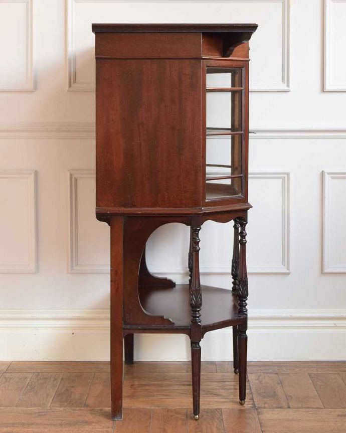 アンティークのキャビネット　アンティーク家具　気品が漂う英国アンティーク家具、小ぶりなサイズのガラスキャビネット（飾り棚）。横から見ても素敵なんです横から見るとこんな感じ。(q-2034-f)