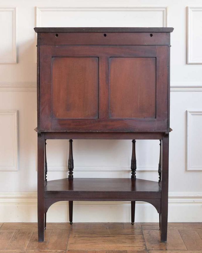 アンティークのキャビネット　アンティーク家具　気品が漂う英国アンティーク家具、小ぶりなサイズのガラスキャビネット（飾り棚）。後ろ姿もキレイです。(q-2034-f)