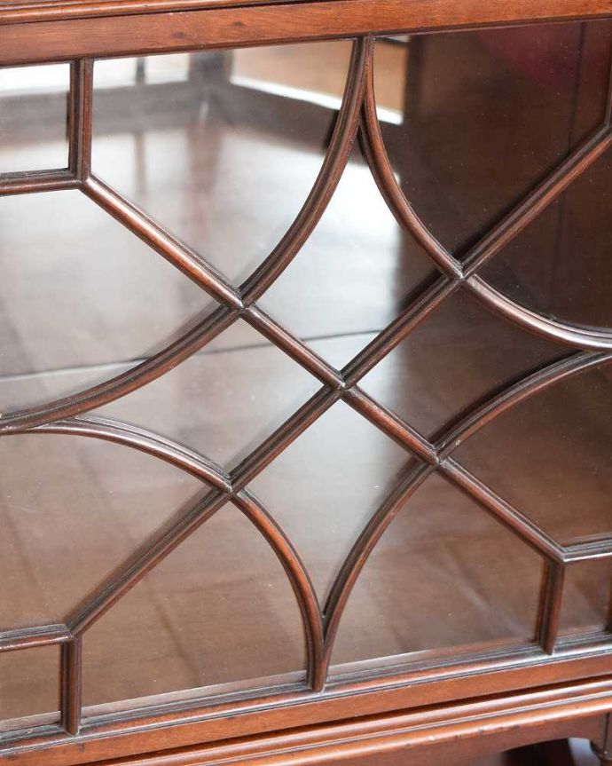 アンティークのキャビネット　アンティーク家具　気品が漂う英国アンティーク家具、小ぶりなサイズのガラスキャビネット（飾り棚）。木で描かれたガラス扉の模様の美しさにうっとり･･･まだ機械のない時代に、どうやって作られたんだろう…と不思議になるくらい美しいガラス面に描かれた美しい木の模様が特長。(q-2034-f)