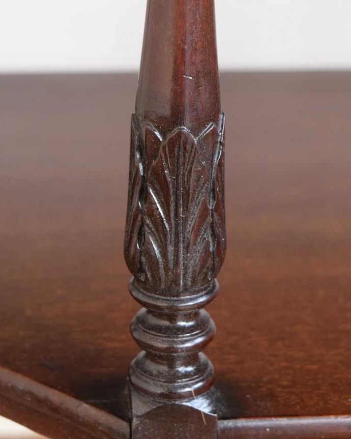 アンティークのキャビネット　アンティーク家具　気品が漂う英国アンティーク家具、小ぶりなサイズのガラスキャビネット（飾り棚）。いろんな場所にこだわり彫のデザインもいろいろです。(q-2034-f)