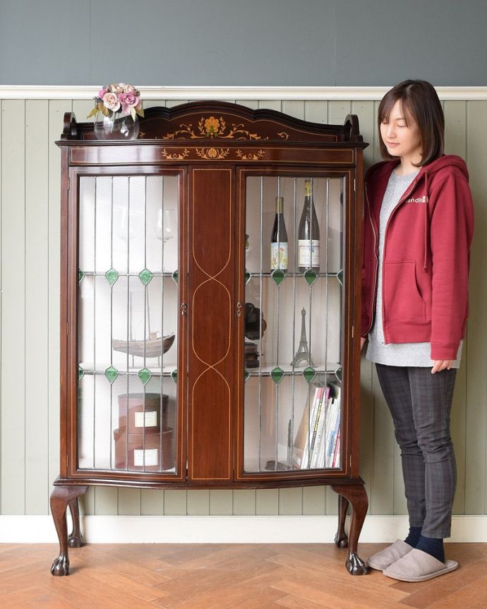 アンティークのキャビネット アンティーク家具 ステンドグラスが美しいアンティーク英国家具、ガラスのキャビネット。ステンドグラスの扉が美しいキャビネット扉がステンドグラスになっているから、キャビネットとステンドグラスの両方を一気に手に入れることが出来ちゃうんです。(q-2035-f)
