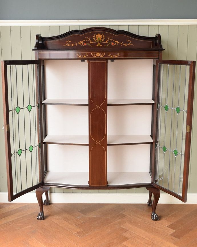 アンティークのキャビネット アンティーク家具 ステンドグラスが美しいアンティーク英国家具、ガラスのキャビネット。扉を開けてみると・・・職人がキレイに修復して、背板も新しい生地に張替えました。(q-2035-f)