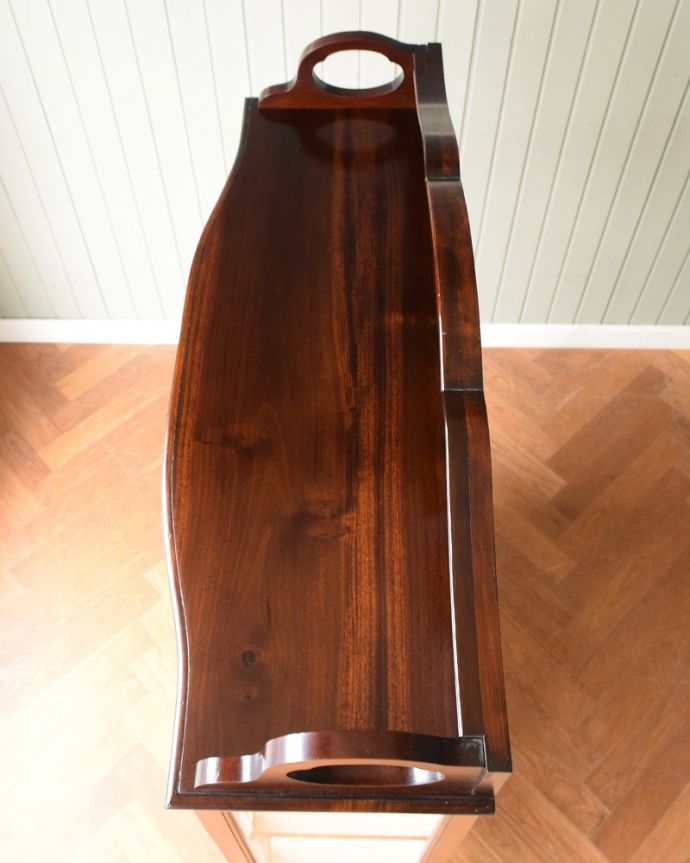 アンティークのキャビネット アンティーク家具 ステンドグラスが美しいアンティーク英国家具、ガラスのキャビネット。塗装もキレイに仕上げました上から見るとこんな形のキャビネットです。(q-2035-f)