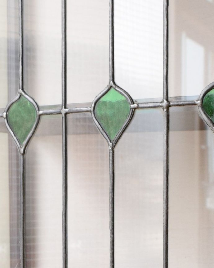 アンティークのキャビネット アンティーク家具 ステンドグラスが美しいアンティーク英国家具、ガラスのキャビネット。アンティークのガラスの美しさガラスも古いアンティークのステンドグラスは独特の雰囲気が魅力。(q-2035-f)