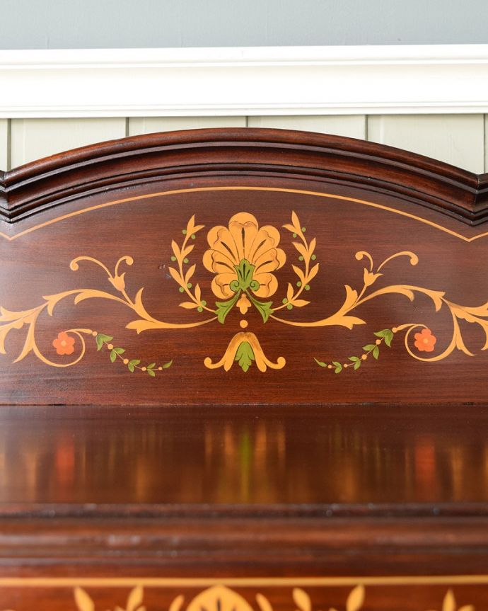 アンティークのキャビネット アンティーク家具 ステンドグラスが美しいアンティーク英国家具、ガラスのキャビネット。ここの彫も最上級の美しさいろんな部分の美しさが重なり合って、最上級の美しさを醸し出してくれます。(q-2035-f)