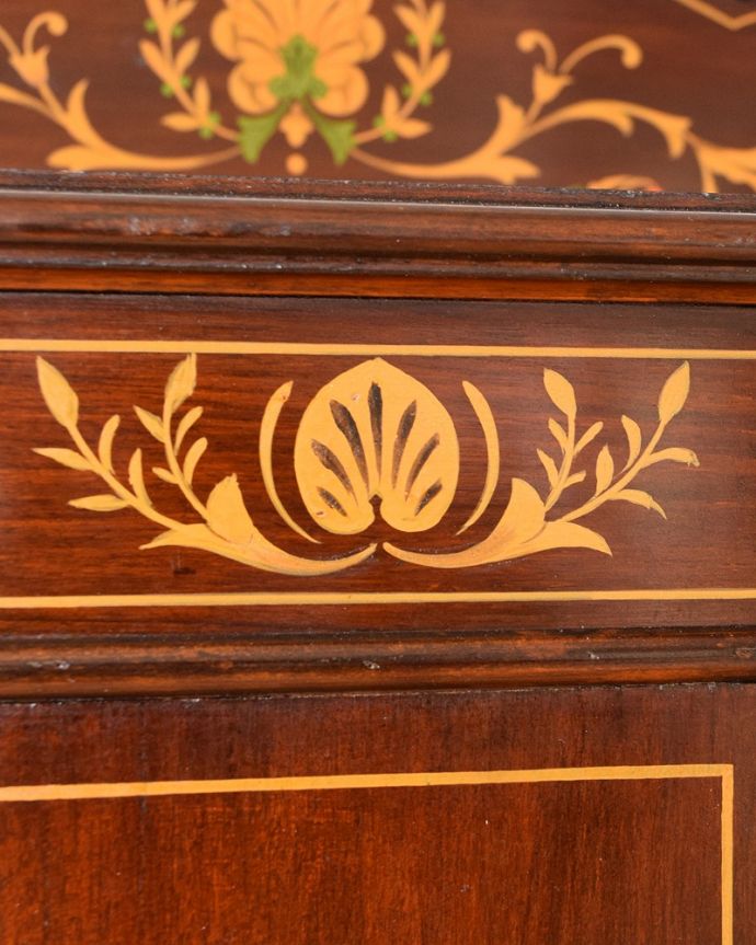 アンティークのキャビネット アンティーク家具 ステンドグラスが美しいアンティーク英国家具、ガラスのキャビネット。職人技が光っています。(q-2035-f)