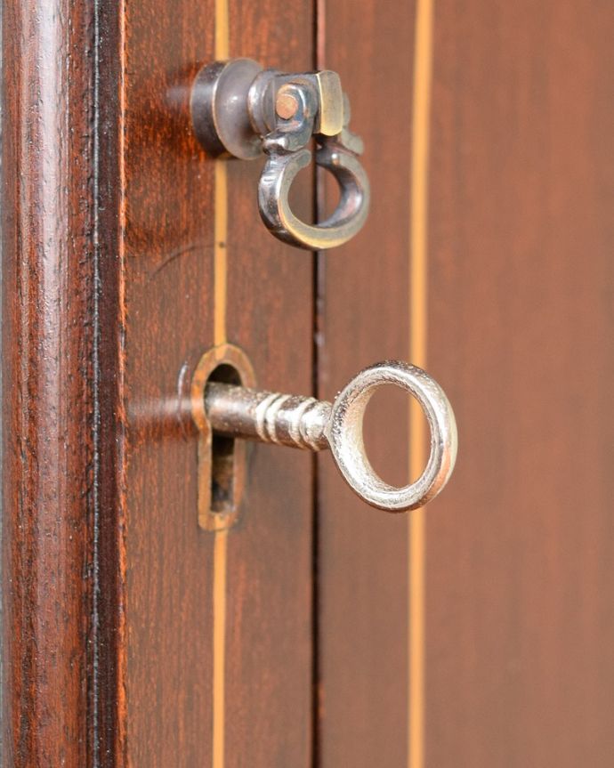 アンティークのキャビネット アンティーク家具 ステンドグラスが美しいアンティーク英国家具、ガラスのキャビネット。鍵を使って開けて下さいおとぎ話から出てきたような可愛いアンティークの鍵で開け閉め出来ます。(q-2035-f)