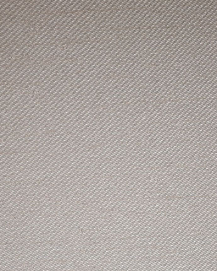 アンティークのキャビネット アンティーク家具 ステンドグラスが美しいアンティーク英国家具、ガラスのキャビネット。新しい生地で張り替えましたキャビネットの表情に合わせて新しい背板の生地を選びました。(q-2035-f)