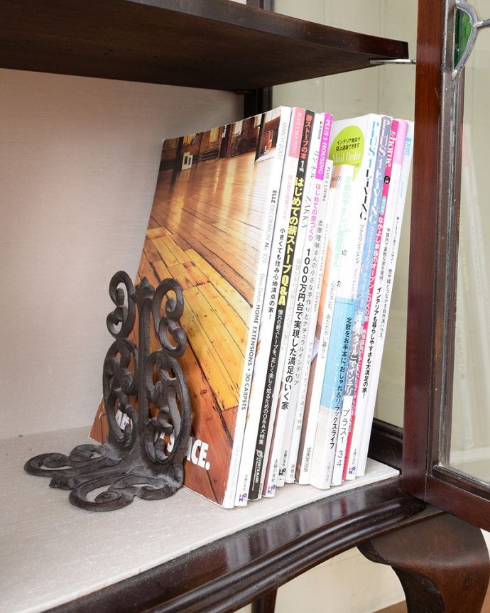 アンティークのキャビネット アンティーク家具 ステンドグラスが美しいアンティーク英国家具、ガラスのキャビネット。扉の中は収納たっぷりA4サイズの雑誌までしっかり収納出来ちゃう大きさ。(q-2035-f)