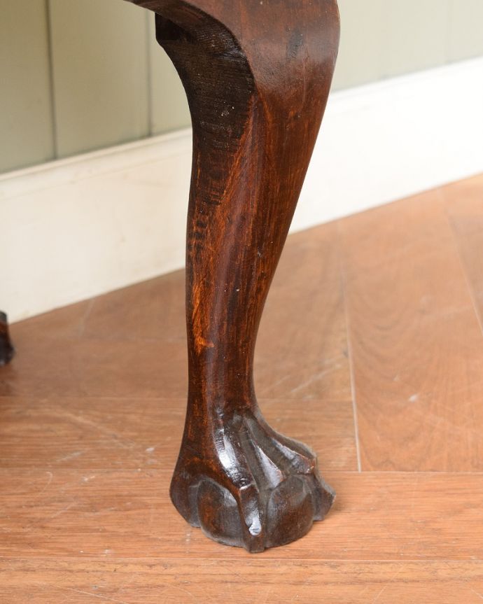 アンティークのキャビネット アンティーク家具 ステンドグラスが美しいアンティーク英国家具、ガラスのキャビネット。女性1人でラクラク運べちゃうんですHandleのアンティークは、脚の裏にフェルトキーパーをお付けしています。(q-2035-f)