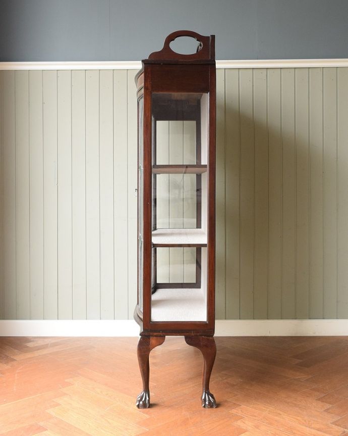 アンティークのキャビネット アンティーク家具 ステンドグラスが美しいアンティーク英国家具、ガラスのキャビネット。横から見ても素敵なんです三方向がガラスのキャビネット。(q-2035-f)