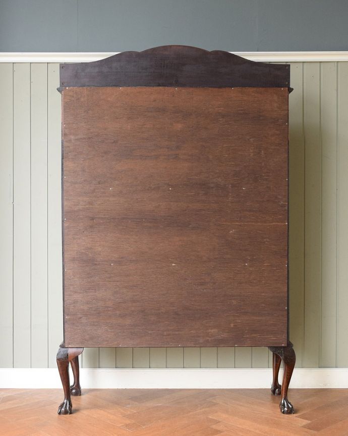 アンティークのキャビネット アンティーク家具 ステンドグラスが美しいアンティーク英国家具、ガラスのキャビネット。後ろ姿も美しいですアンティークは新品ではないので、経年変化によるキズはありますが、専門の職人がしっかり修復したので後姿もキレイです。(q-2035-f)