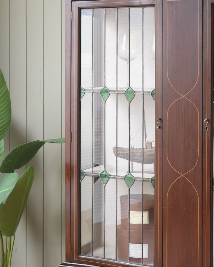 アンティークのキャビネット アンティーク家具 ステンドグラスが美しいアンティーク英国家具、ガラスのキャビネット。まずはステンドグラスを楽しみましょう現代のように機械が発達していない時代に作られたステンドグラス。(q-2035-f)