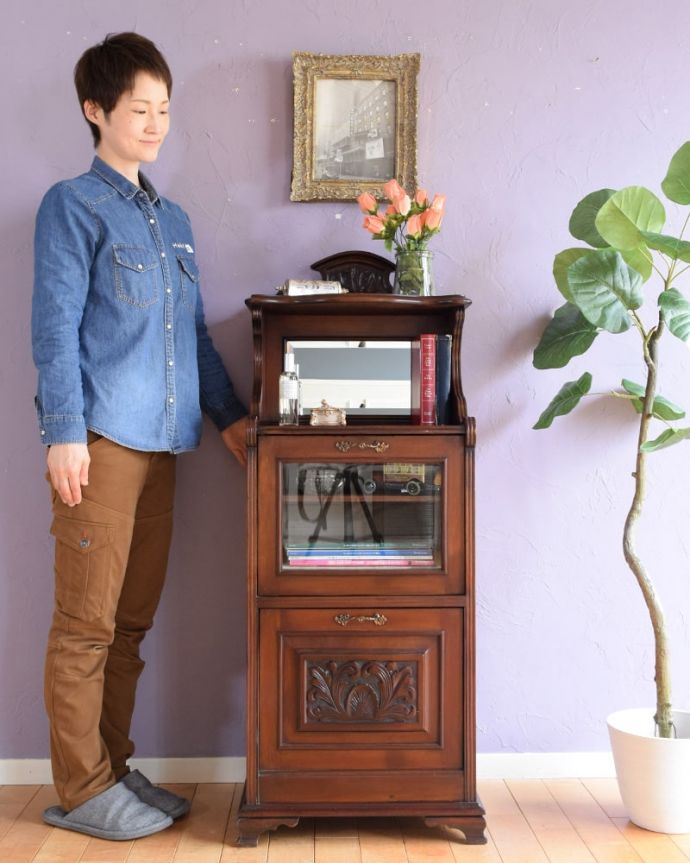 英国アンティークのキャビネット