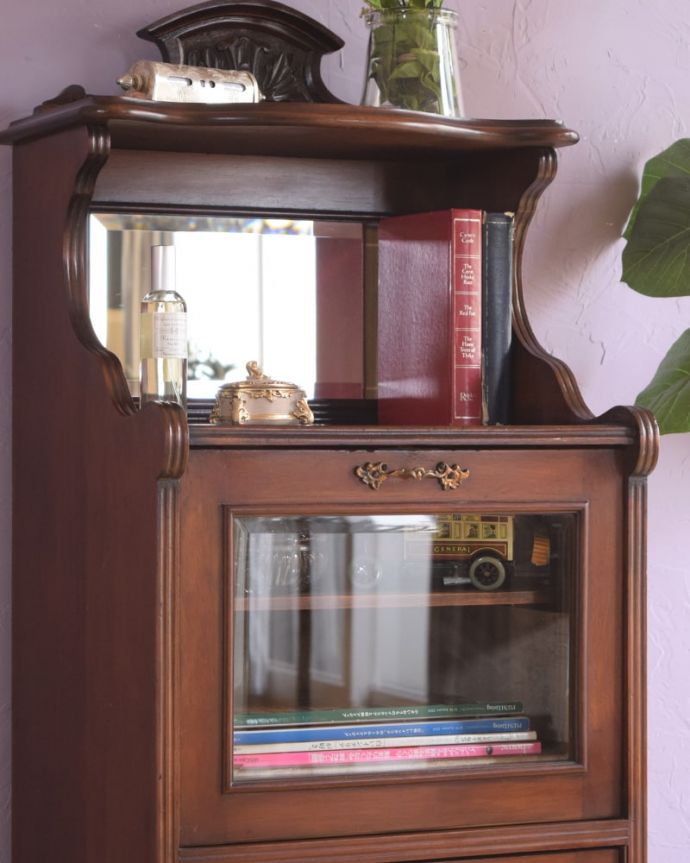 アンティーク家具らしさが漂うキャビネット