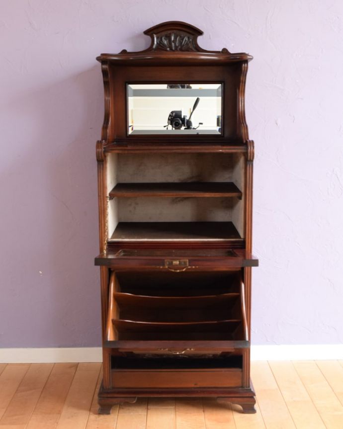 キャビネットの扉の中