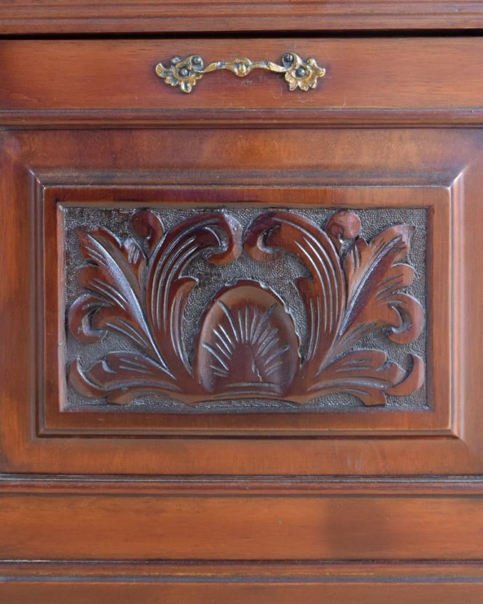 アンティークのキャビネットの装飾