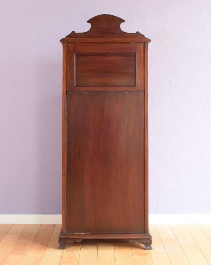 キャビネットの後ろ姿