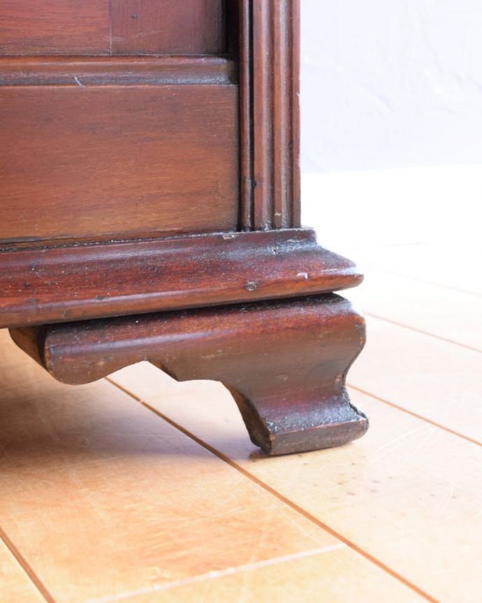 アンティークキャビネットの脚