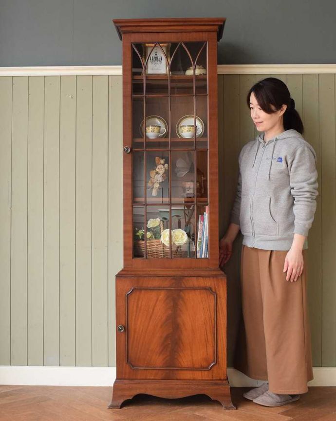 アンティークのキャビネット　アンティーク家具　上品な英国スタイルのアンティーク家具、細身で場所をとらない本棚（ガラスキャビネット） 。お気に入りの本や雑貨や本を並べてみましょう。(q-2037-f)
