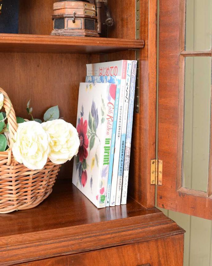 アンティークのキャビネット　アンティーク家具　上品な英国スタイルのアンティーク家具、細身で場所をとらない本棚（ガラスキャビネット） 。扉の中は収納たっぷりA4サイズの雑誌までしっかり収納出来ちゃう大きさ。(q-2037-f)