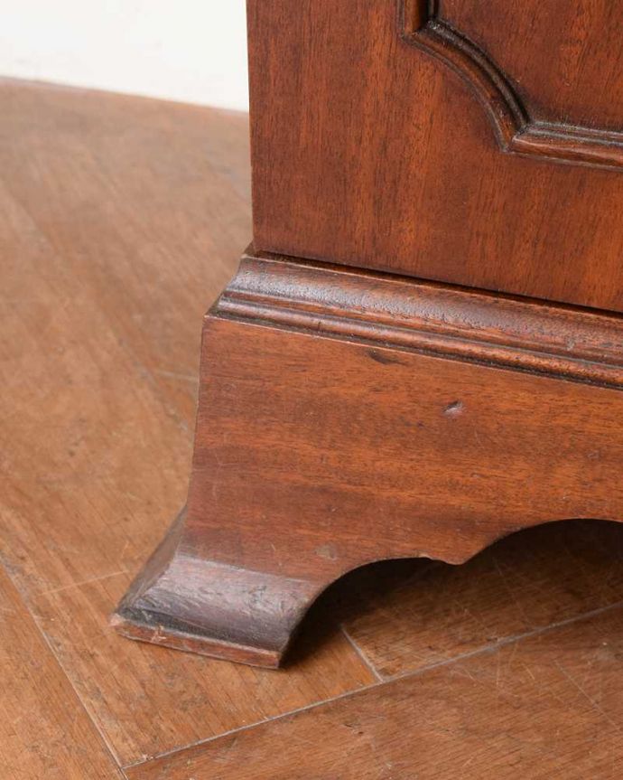 アンティークのキャビネット　アンティーク家具　上品な英国スタイルのアンティーク家具、細身で場所をとらない本棚（ガラスキャビネット） 。女性１人でラクラク運べちゃうんですHandleのアンティークは、脚の裏にフェルトキーパーをお付けしています。(q-2037-f)