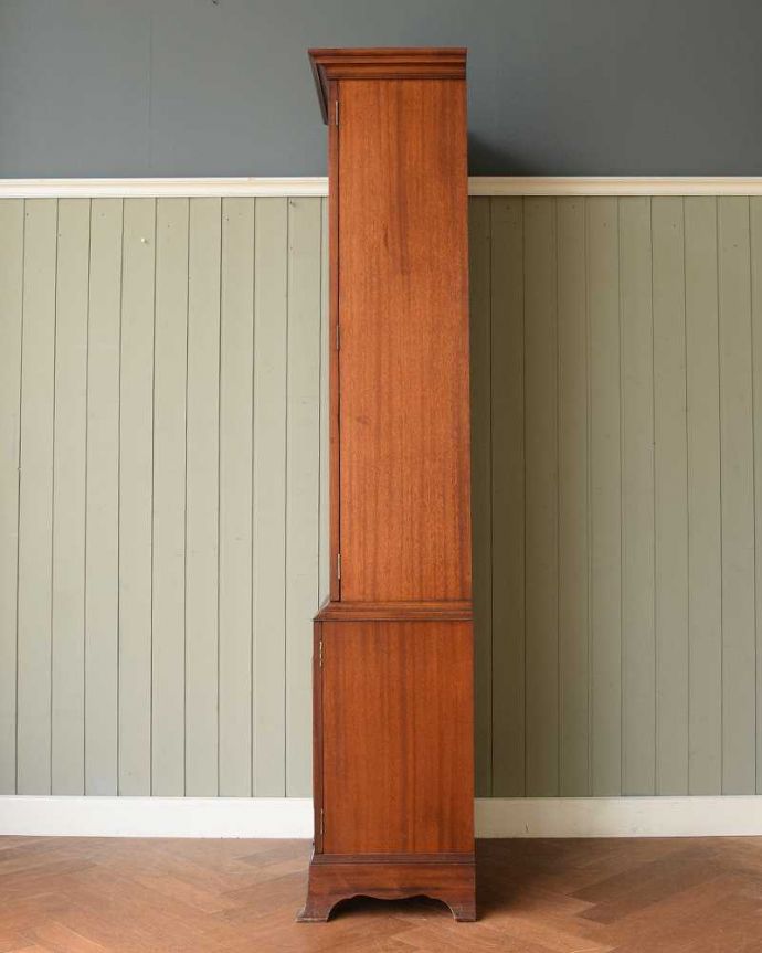 アンティークのキャビネット　アンティーク家具　上品な英国スタイルのアンティーク家具、細身で場所をとらない本棚（ガラスキャビネット） 。横から見てもステキ横から見るとこんな感じ。(q-2037-f)