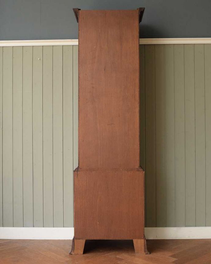 アンティークのキャビネット　アンティーク家具　上品な英国スタイルのアンティーク家具、細身で場所をとらない本棚（ガラスキャビネット） 。後ろ姿にも気を使ってますアンティークは新品ではないので、もちろん経年変化によるキズはありますが、専門の職人がキレイにお直しをしているので、後ろ姿までキレイです。(q-2037-f)