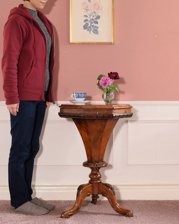 アンティークのテーブル　アンティーク家具　贅沢なアンティークの家具、ビクトリア時代を代表する象嵌が美しいソーイングテーブル。女性のためのお裁縫箱今も昔も、女性だったら必ず持っているアンティークのソーイングボックス。(q-2038-f)