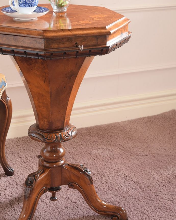 アンティークのテーブル　アンティーク家具　贅沢なアンティークの家具、ビクトリア時代を代表する象嵌が美しいソーイングテーブル。自慢したくなる美しさやっぱりフランスの家具は美しい見た目が魅力。(q-2038-f)